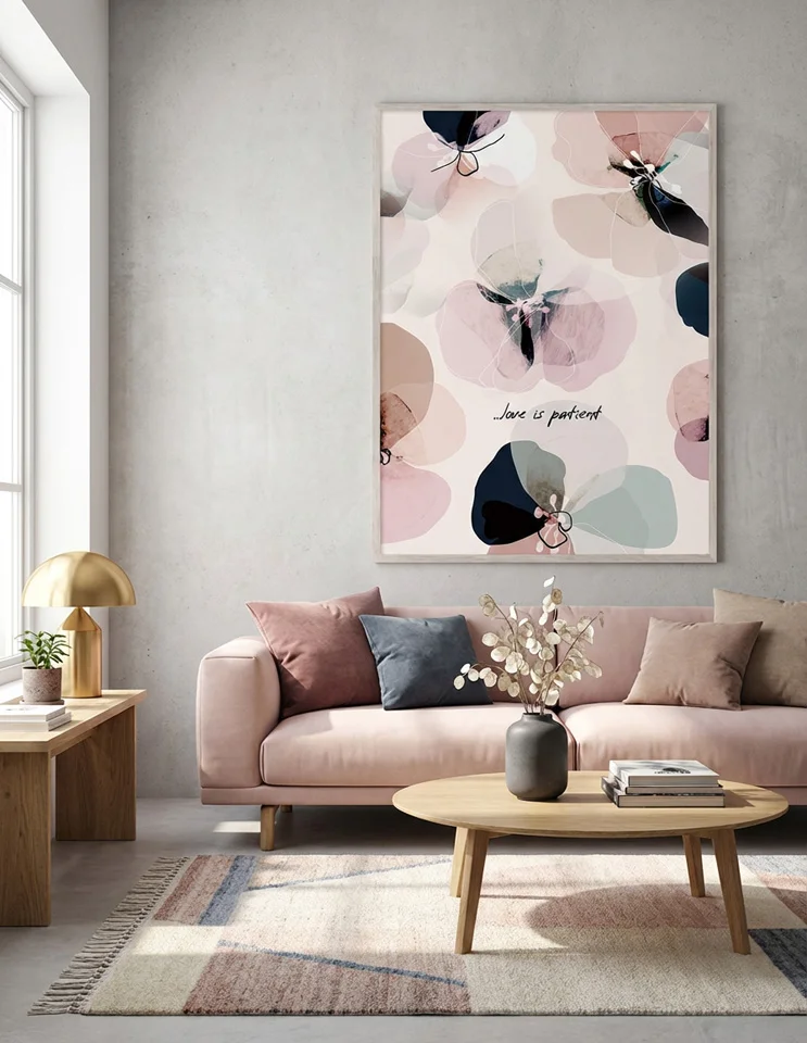Plakat i rosa farver, med blomster og teksten "Love is patient" little season